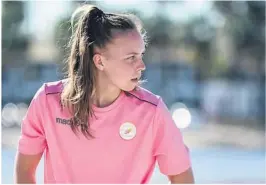  ?? FOTO: MALLORCA TOPPFOTBAL­L ?? PRØVESPILL: Stine Holtmo Rød gleder seg til å spille for Mallorca Toppfotbal­l. I mars var hun på to ukers prøvespill i klubben.