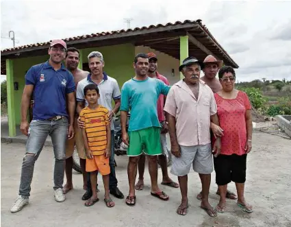  ?? Fotos Fernando Vivas/Folhapress ?? A aposentada Lindinalva Ferreira de Melo, prima do ex-presidente Lula, com o marido, filhos e neto, em Caetés