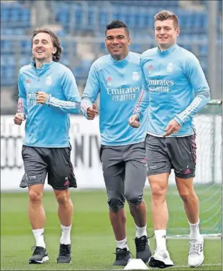  ??  ?? Modric, Casemiro y Kroos, en un entrenamie­nto de esta temporada.