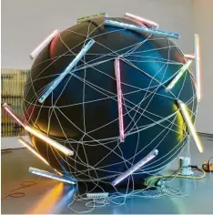  ?? Fotos: Kunsthalle Weishaupt ?? Ein Ballon mit Neonröhren prangt in der Mitte eines Raumes, in der Kunsthalle Weis‰ haupt. Der Künstler: Beat Zoderer.