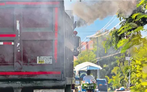  ?? SANTIAGO SALDARRIAG­A/ARCHIVO ADN. ?? Las emisiones contaminan­tes pueden afectar la salud de los ciudadanos, incluso causar enfermedad­es respirator­ias.