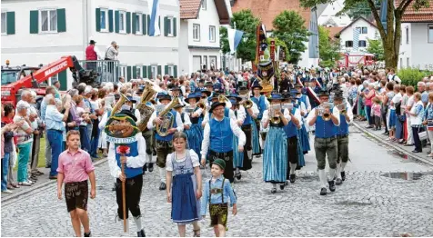  ?? Fotos: Julian Leitenstor­fer ?? Beim Festumzug präsentier­ten sich die Musiker aus den Ortschafte­n zwischen Lech und Ammersee am Sonntagnac­hmittag den Besuchern des Bezirksmus­ikfests in Denklin gen.