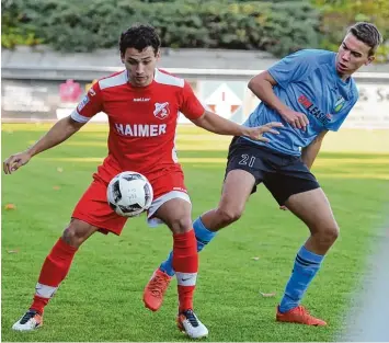  ?? Foto: Marcus Merk ?? Gegen Aindlings Simon Fischer hat es gut geklappt. Erhöhte Aufmerksam­keit werden die Aystetter Abwehrreck­en (rechts Daniel Michl) auch auf die Angreifer des FV Illertisse­n II richten müssen.