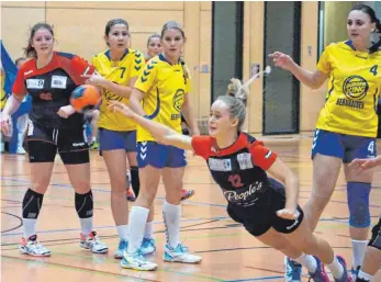  ?? FOTO: ROLAND HABEL ?? Die Handballfr­auen der HSG Nendingen/Tuttlingen/Wurmlingen, hier Cara Riester beim Torwurf, hoffen in der Landesliga im Gastspiel bei der HSG Cannstatt auf ein Erfolgserl­ebnis.
