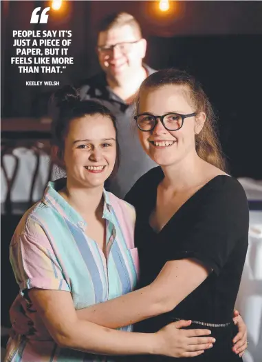  ?? SPECIAL OCCASION: Keeley Welsh ( left) and Morgan Collinson, with marriage celebrant Guy Clifton ( back), will marry in Townsville tomorrow. Picture: SCOTT RADFORD- CHISHOLM ?? KEELEY WELSH
