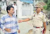  ?? SAMEER SEHGAL/HT ?? Police questionin­g petrol pump employee Narain Dass outside an SBI branch in Amritsar on Monday.