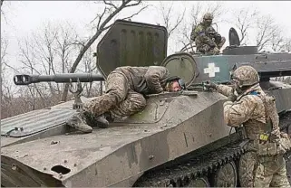  ?? ?? DEFENSA. Soldados ucranianos participan en ejercicios militares en la región de Donetsk, Ucrania.