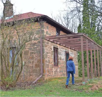  ?? BRIAN E. CLARK ?? An 1850s-era limestone farmhouse stands on the grounds of the Ice Age Complex in Cross Plains.