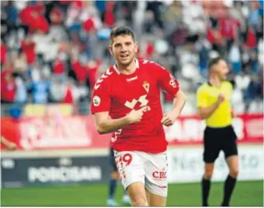  ?? LA VERDAD DE MURCIA ?? Alberto Toril celebra un gol con el Real Murcia.