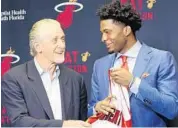  ?? HECTOR GABINO/EL NUEVO HERALD ?? Heat top draft pick Justise Winslow, right, with Heat President Pat Riley, will play in summer league.