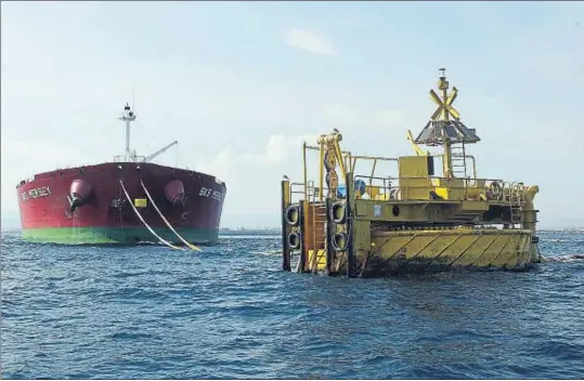  ?? VICENÇ LLURBA ?? En la monoboya. El SKS Mersey, cargado con crudo de Brasil y Uruguay, descargó en Tarragona la primera semana de agosto