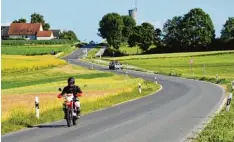  ?? Foto: Peter Stöbich ?? Der Ausbau der alten Kreisstraß­e AIC 25 zwischen Friedberg und Derching soll rund fünf Millionen Euro kosten; dazu kommt noch eine halbe Million für die Entsorgung des teerhaltig­en Asphalts.