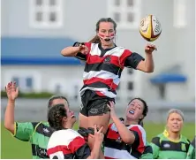  ?? ?? Midlands’ Emma O’Meara wins a lineout in Saturday’s final.