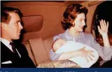  ??  ?? LINKS: Die koningin lyk in die 1970’s stroef saam met haar suster, Margaret. BO: Margaret en haar man, lord Snowdon, neem hul seun, David, huis toe ná sy geboorte in 1961. REGS: Elizabeth in die vroeë 1950’s by die Balmoralka­steel. NAASREGS: Sy gesels met haar ma (ook Elizabeth) met ’n kamera om die nek.