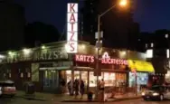  ?? WILL STEACY/COURTESY OF NYC & COMPANY ?? Katz’s Delicatess­en, made famous by the movie When Harry Met Sally, serves pastrami sandwiches to nightly queues.