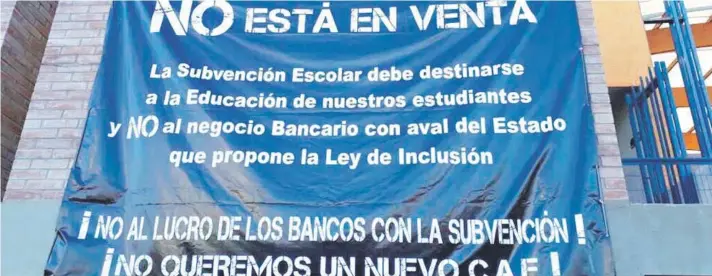  ??  ?? ►► Un cartel en el Colegio Héroes de Atacama, ubicado en Copiapó.