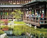  ??  ?? Der Japanische Garten ist ein Besucherma­gnet. Künftig soll er ab März öffnen, um Hotelgäste­n Angebote zu schaffen. Archiv-Foto: Alexander Volkmann