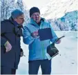  ?? Foto: Sohia Ungerland/ Wasserwirt­schaftsamt ?? Als noch kein Schnee im Rappenalpt­al lag, war das Ausmaß der Baggerarbe­iten am Wildbach deutlich zu sehen. Umweltmini­ster Thorsten Glauber (links) musste sich bei seinem Besuch auf Bilder und Schilderun­gen von Klaus Möller von der Regierung von Schwaben verlassen.