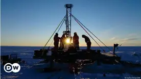  ?? ?? Utilizando agua caliente, un equipo de investigad­ores perforó dos agujeros, a través de casi 200 metros de la plataforma de hielo Ekström, cerca de la estación Neumayer III en el sureste del mar de Weddell en 2018.