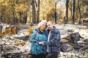  ?? Gabrielle Lurie / The Chronicle ?? Susan and Frank Matoes comfort each other in front of their property that was destroyed last month in the Camp Fire in Paradise.