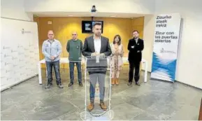  ?? Foto: Iñaki Porto ?? Firma del acuerdo presupuest­ario, ayer en Zizur Mayor.