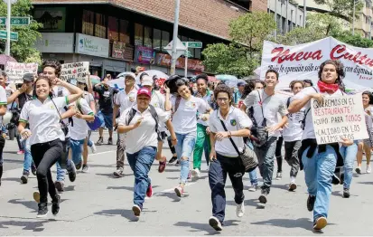  ?? FOTO ?? Algunos estudiante­s salieron a respaldar los reclamos de los docentes, por considerar que son justos y que el Gobierno Nacional les está incumplien­do.