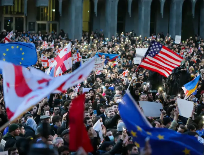  ?? ZURAB TSERTSVADZ­E / AP / NTB ?? Tusenvis samlet seg utenfor Georgias nasjonalfo­rsamling i Tbilisi onsdag for å protestere mot en omstridt medielov.