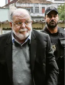  ?? Paulo Lisboa - 5.mai.2016/Brazil Photo Press/Agência O Globo ?? O ex-presidente da OAS Léo Pinheiro, na chegada ao IML de Curitiba