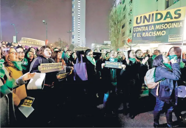  ??  ?? ► Anoche, la Coordinado­ra Feministas en Lucha convocó a una congregaci­ón en Plaza Italia, en rechazo a las agresiones ocurridas en la marcha del miércoles.