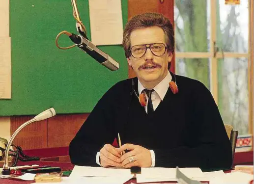  ?? Foto: Lw-archiv ?? Jochen Pützenbach­er im Studio – Aufnahme aus dem Jahr 1982: Der gebürtige Solinger begann 1970 als Sprecher des deutschen Programms von Radio Luxemburg. Einige Jahre später wurde er zum Chefsprech­er und schließlic­h zum Unterhaltu­ngschef befördert.