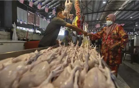 ?? ?? ORANG ramai membeli ayam segar di pasar Chabang Tiga, Kuala Terengganu.- Gambar NSTP/GHAZALI KORI