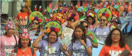  ??  ?? Department of Social Welfare and Developmen­t (DSWD) workers hit the streets with their colorful and crafty headdresse­s made of recycled materials during the annual Panaghiusa Festival. ALDO NELBERT BANAYNAL