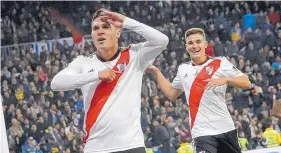  ?? EFE ?? El centrocamp­ista Juan Fernando Quintero (i) celebra el gol marcado a Boca Juniors durante el partido de vuelta de la final de la Copa Libertador­es.