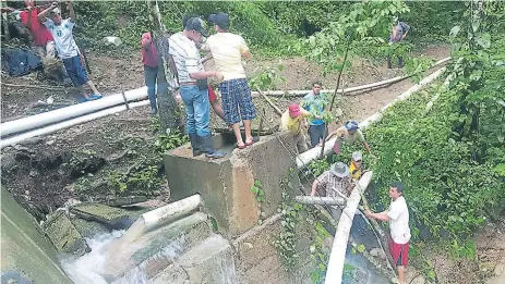  ??  ?? SISTEMA. La red que lleva el agua a los habitantes del municipio de Morazán, Yoro, ya colapsó y urge una nueva.