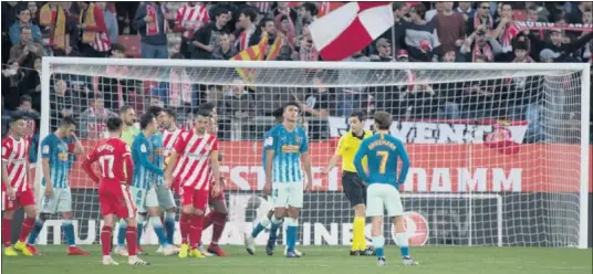  ??  ?? LAMENTOS. Los jugadores del Atlético lamentan la jugada del penalti ante el Girona, jugada que supuso el 1-0.