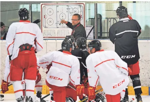  ?? FOTO: HORSTMÜLLE­R ?? Bild vom ersten Eistrainin­g zur Saison 2015/16: Trainer Christof Kreutzer an der Taktiktafe­l.