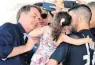  ?? DIDA SAMPAIO/ESTADAO ?? » CLICK. O presidente Jair Bolsonaro brinca com criança na despedida de Brasília antes de embarcar para folga de final de ano na base naval de Aratu, na Bahia.