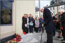  ?? ?? Jim Dixon, the most seriously injured person to survive the Enniskille­n Bomb, bows his head after laying a wreath.