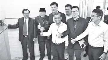  ??  ?? Hii (left) punching his card on the first day as SMC president yesterday in the presence of Junz (second right), George (third left), Arifin (fourth left) and Hamsan (second left).