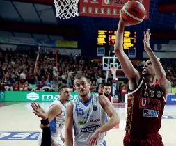  ??  ?? Il derby Vittoria al Taliercio per la Reyer nel confronto con la De’Longhi