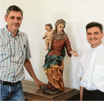  ?? Foto: Philipp Wehrmann ?? Kreisheima­tpfleger Stephan Uano und Pfarrer Bernd Reithemann freuen sich darüber, dass die Skulptur Anna Selbdritt restaurier­t ist und am Sonntag gesegnet werden kann.