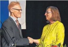  ?? FOTO: AXEL PRIES ?? Stadträtin Karin Meyer-Barthold hat Gerold Rechle am 5. März als Oberbürger­meister der Stadt Laupheim verpflicht­et und vereidigt.