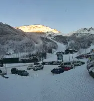  ??  ?? Nelle foto in alto, il monte Amiata, pieno di neve, ma ancora non così tanta da poter aprire gli impianti. Accanto, l’Abetone dove già si scia