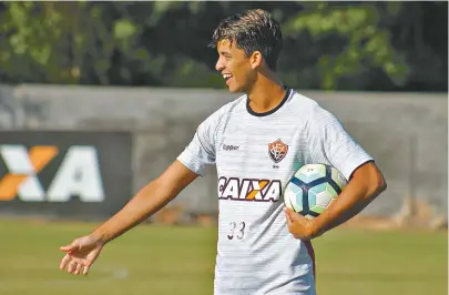  ??  ?? Zagueiro Bruno Bispo é a novidade no time do Vitória para o jogo de hoje contra o Avaí, às 19h, no Barradão