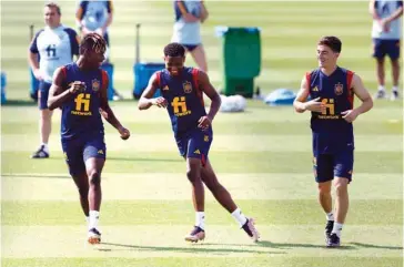  ?? (Reuters) ?? Spain’s Gavi (right), Ansu Fati (centre) and Nico Williams train at the Qatar University training site yesterday.