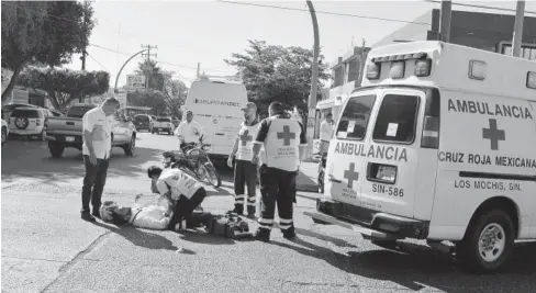  ?? FOTO: NOEL VIZCARRA ?? El chofer del carro se quedó en el lugar y ayudó al lesionado en todo momento.