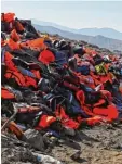  ?? Foto: Humphreys, dpa ?? Ein Berg von Schwimmwes­ten am Strand von Lesbos erinnert an die Fluchtwell­e vor über einem Jahr.