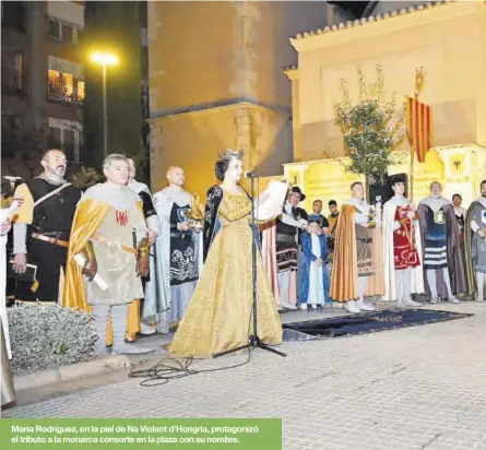  ?? ?? María Rodríguez, en la piel de Na Violant d’Hongria, protagoniz­ó el tributo a la monarca consorte en la plaza con su nombre.