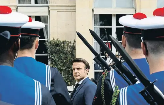  ?? GONZALO FUENTE EUTE ?? Emmanuel Macron pasa revista a las tropas en la ceremonia de investidur­a como presidente de la República Francesa