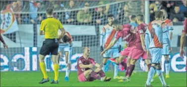  ??  ?? Zozulia, sentado sobre el césped, debe abandonar el campo; acaba de ver la tarjeta roja en Vallecas.